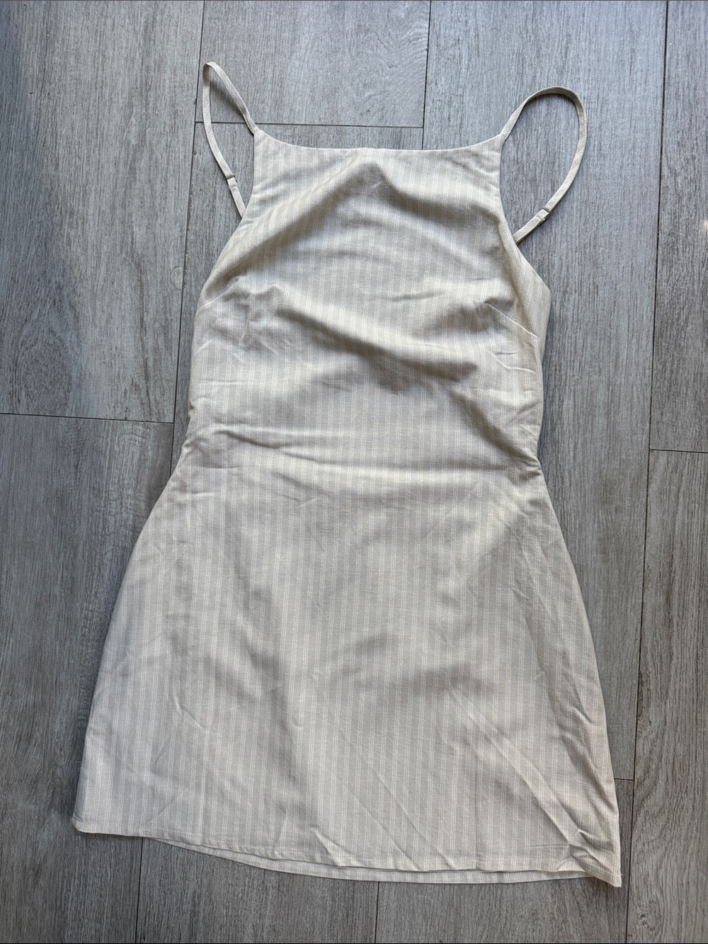 NWT SEVEN WONDERS
HEATHER MINI DRESS - STONE PINSTRIPE Cutout Size Medium fits 6